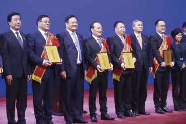 巨石在嘉興市民營經(jīng)濟(jì)高質(zhì)量發(fā)展大會上獲多個獎項(xiàng) 張毓強(qiáng)作表態(tài)發(fā)言